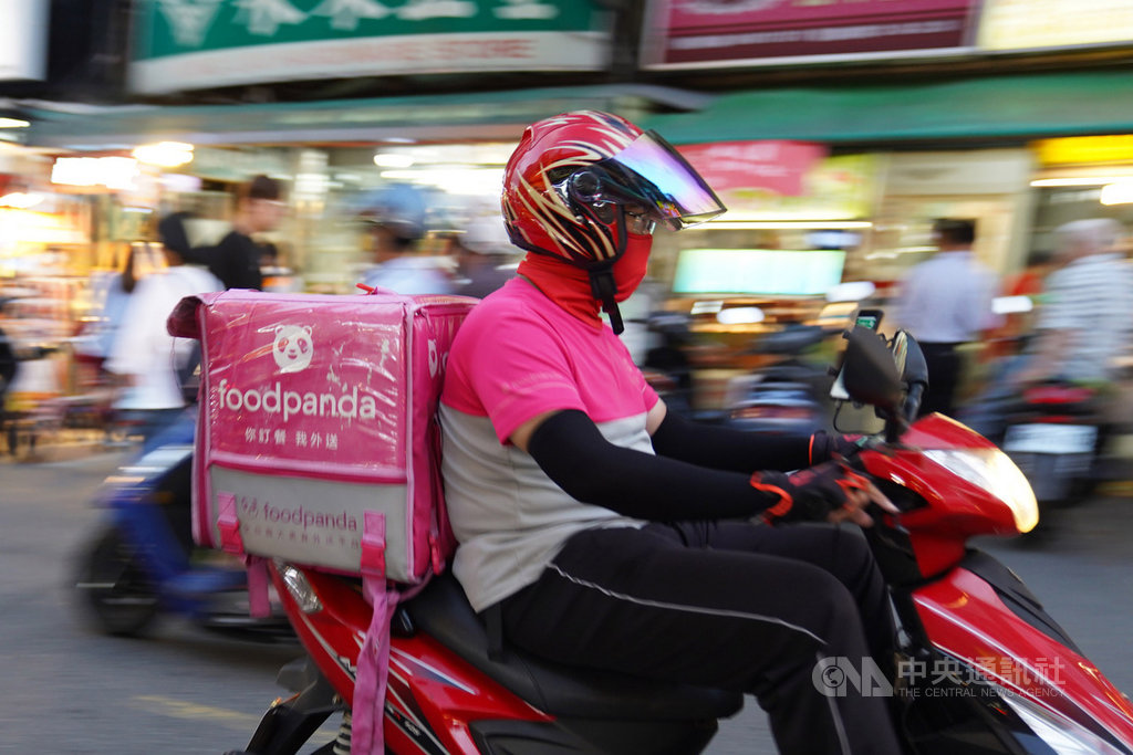 近日接連發生外送員車禍致死意外,交通部公路總局15日查核3家提供餐飲外送平台服務的貨運業,以未落實安全管理,各開罰新台幣9000元。中央社記者徐肇昌攝 108年10月15日