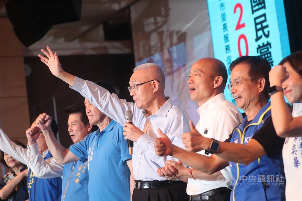 國民黨主席吳敦義(右4)14日婉拒出任韓國瑜(右3)競選總部主委。圖為9月韓國瑜北上造勢與黨主席吳敦義等人同台力求團結拚勝選。(中央社檔案照片)