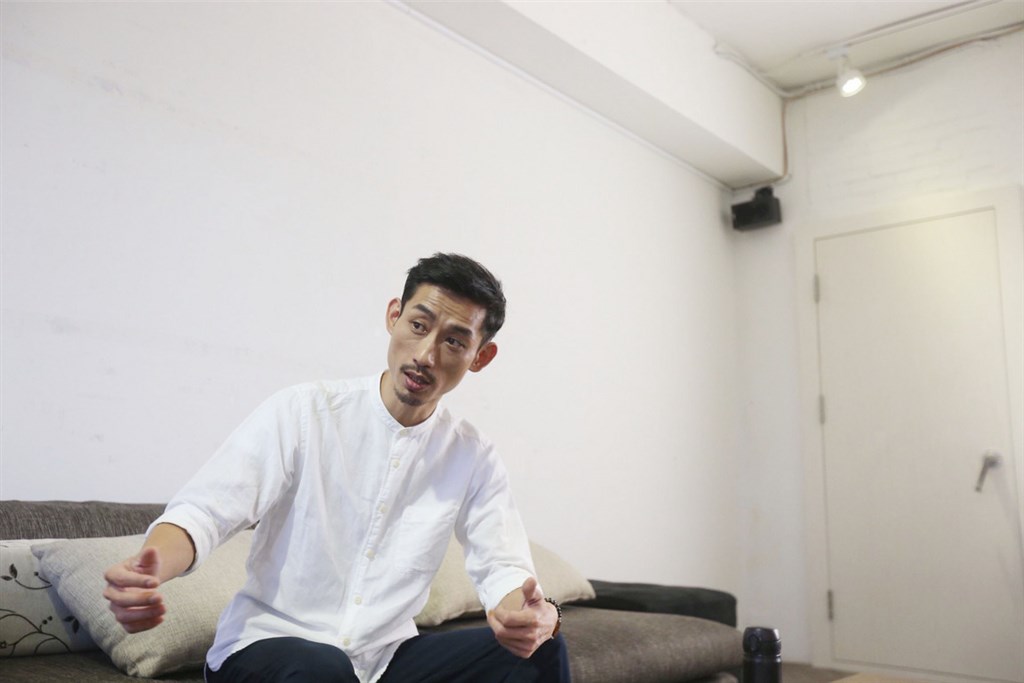 中央社新書「做伙走台步」28日將在誠品松菸店舉行分享會;演員陳竹昇透露,他小時候講台語被罰錢,長大後作為影劇幕後的台語指導員,講台語能賺錢。他認為,台語讓人記得「我是誰」。講台語對陳竹昇而言,是生命的起源,生活的自在,質樸自然的感覺。中央社記者吳家昇 108年10月15日