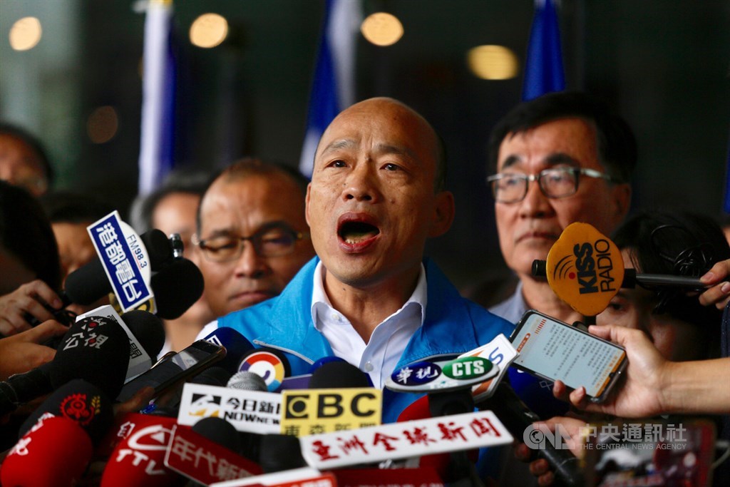 高雄市長韓國瑜(前)15日在市政會議結束後於鳳山行政中心一樓廣場,宣布16日起請假投入總統選舉。中央社記者董俊志攝 108年10月15日
