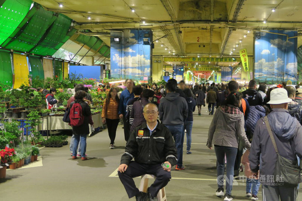 50歲王明輝(前中)因精神疾病,經歷悲慘求職歲月,曾被拒絕多達40次。他從不隱瞞病情,因想讓大眾了解,精障也能自立,也能工作,靠自己撕掉汙名標籤。(身心障礙聯盟提供)中央社記者陳偉婷傳真 108年10月15日