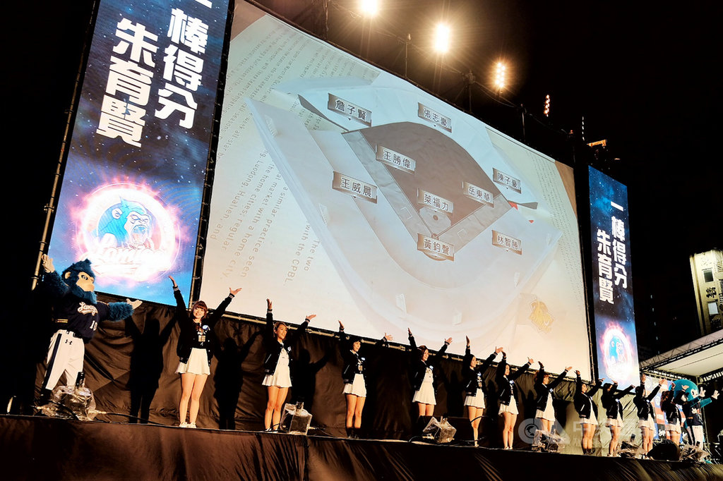 中華職棒大聯盟2019台灣大賽總冠軍系列戰開打,桃園市政府15日起連續3天晚間在府前廣場舉辦賽事直播,邀請球迷與LamiGirls一起為Lamigo桃猿隊加油。中央社記者吳睿騏桃園攝 108年10月15日