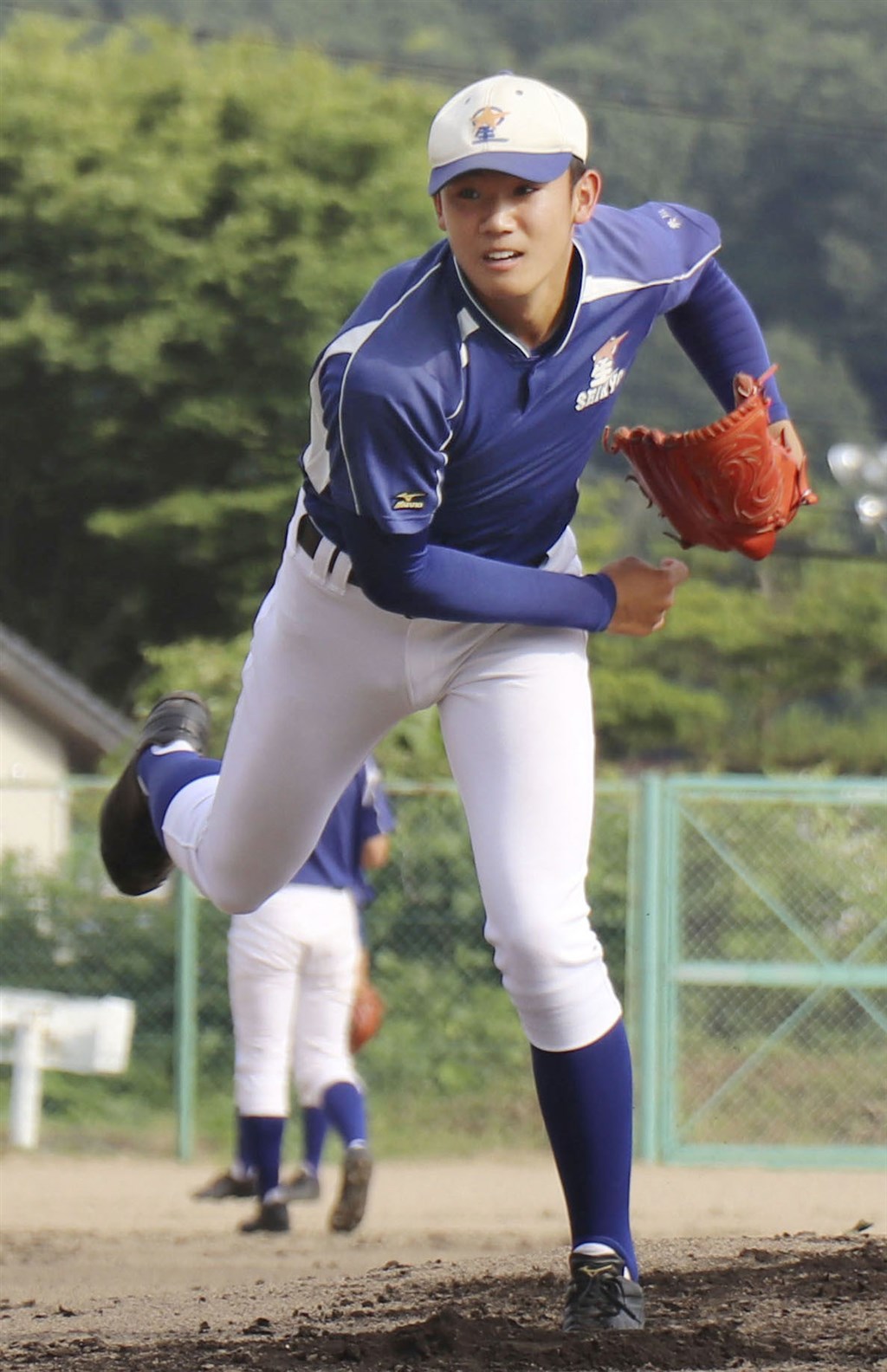 「高校四大天王」之一的日本強投奧川恭伸(前)也是日職選秀的熱門人選,在心理素質與投球實力均有優勢。(共同社提供)