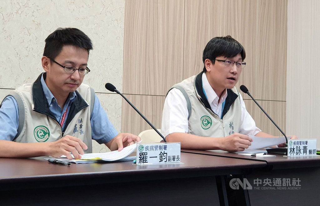疾管署15日公布雲林虎尾出現日本腦炎確診病例,為一名30多歲男性,個案住家附近有水稻田及畜牧場等高風險場所,醫師林詠青(右)表示,因病媒蚊吸血高峰為黃昏及黎明時段,請民眾儘量避免高峰時段在高風險環境下活動。中央社記者陳偉婷攝 108年10日15日