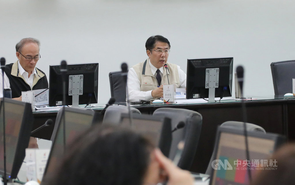 美食平台外送員勞動權益問題引發社會關注,台南市長黃偉哲(左2)15日在市政會議中指示「限期輔導、全面稽查、持續追蹤」3大原則,要求勞工局加強輔導稽查。(台南市政府提供)中央社記者楊思瑞台南傳真 108年10月15日