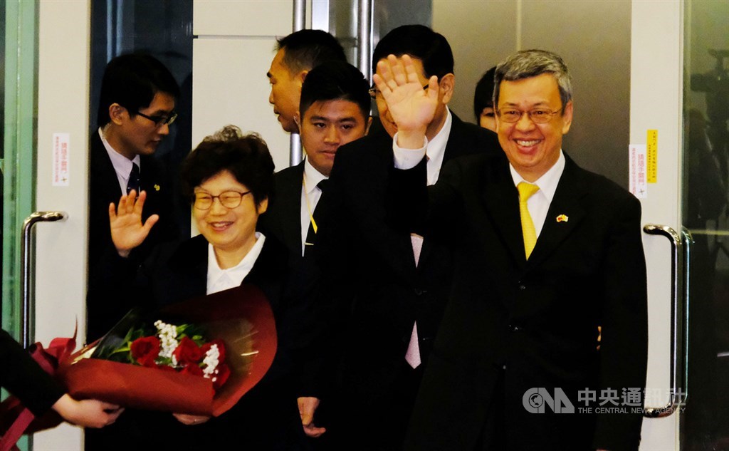 副總統陳建仁(右)15日結束「聖德專案」返台,在桃園國際機場揮手向外國使節致意。中央社記者邱俊欽桃園機場攝 108年10月15日