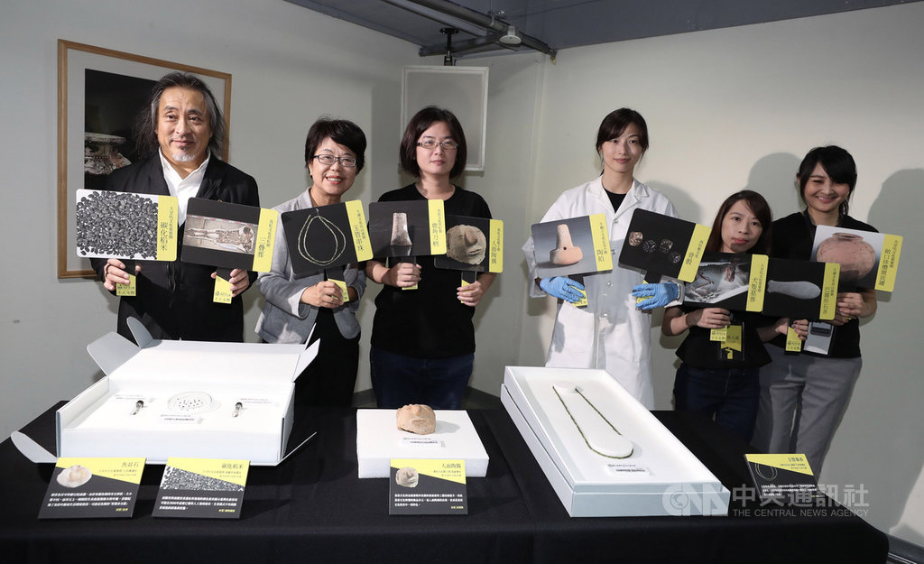 國立台灣史前文化博物館「南科考古館」將於19日開幕,館長王長華(左2)與15日在台北記者會帶來4件珍藏考古文物開箱,歡迎民眾前往參觀。中央社記者張皓安攝 108年10月15日