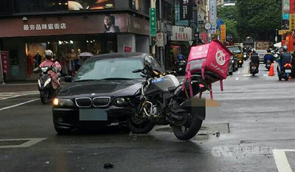 台北市警察局交通警察大隊15日表示,統計台北市外送員1日至13日共發生30起交通事故,釀1死20傷,警方18日將邀集外送平台業者召開交安座談會。(台北市警察局交通警察大隊提供)中央社記者黃麗芸傳真 108年10月15日