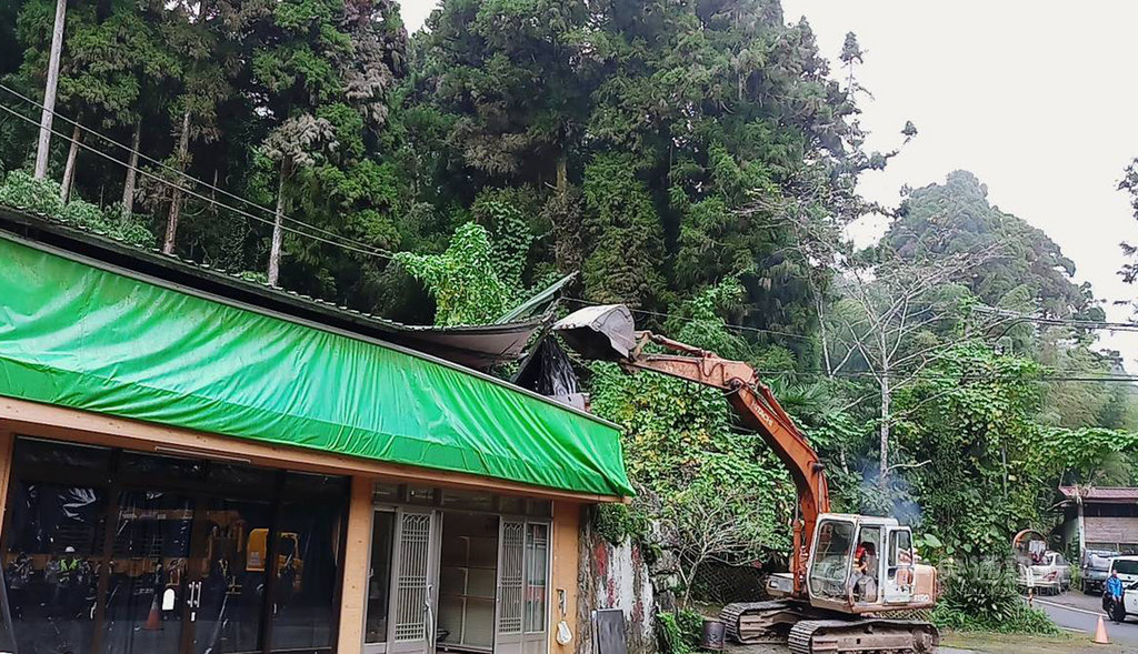 嘉義縣阿里山奮起湖民宿「么妹山莊」所屬二棟建物侵占國有林地,嘉義林管處依據法院執行命令,15日進行拆除。(嘉義林管處提供)中央社記者蔡智明傳真 108年10月15日