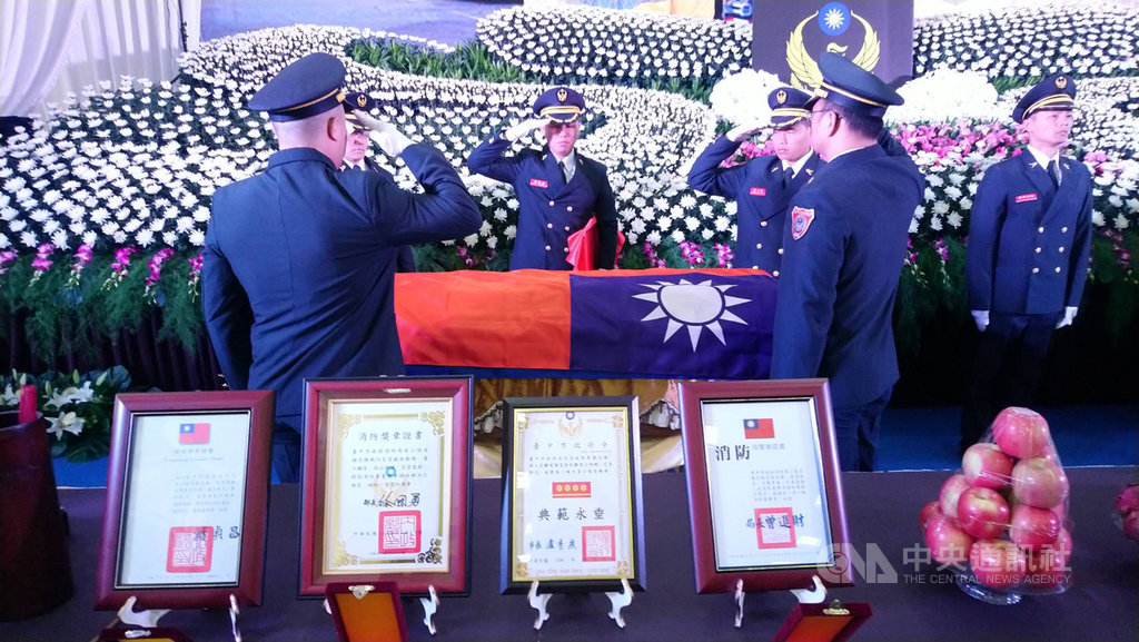 台中大雅工廠火警,造成2名消防員張哲嘉、謝志雄殉職,2名消防員的聯合公祭15日舉行,由特搜大隊隊員擔任覆旗官與覆旗手覆旗。(台中市消防局提供)中央社記者蘇木春傳真 108年10月15日