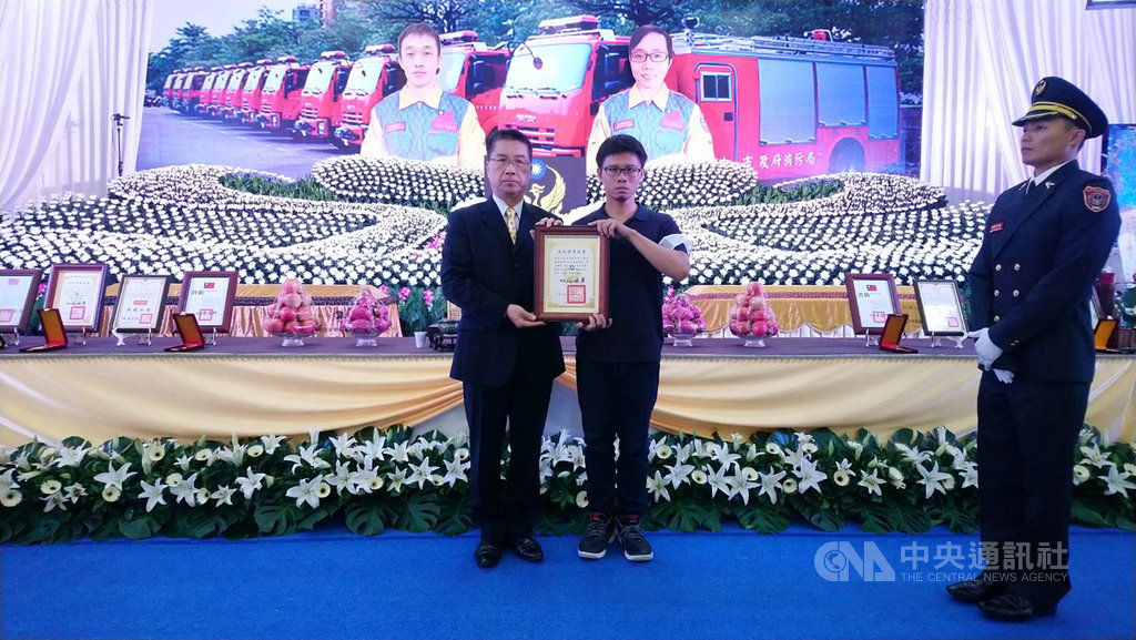 台中大雅工廠火警,造成2名消防員張哲嘉、謝志雄殉職,兩名消防員的聯合公祭15日舉行,內政部長徐國勇(左)代表頒發褒揚令給家屬。(台中市消防局提供)中央社記者蘇木春傳真 108年10月15日