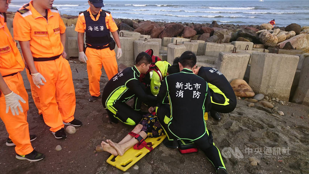 新北市林口南灣頭步道附近海邊15日清晨發生溺斃意外,疑因船身翻覆造成3人落水,其中2人自行上岸,另1人溺斃,警消在岸際岩礫尋獲遺體。(翻攝照片)中央社記者王鴻國傳真 108年10月15日