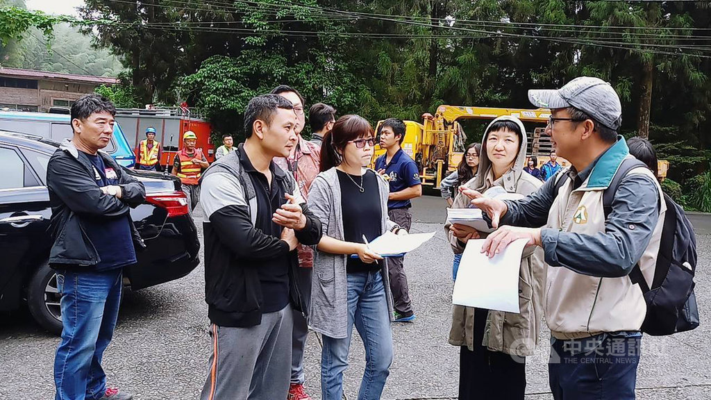 嘉義縣阿里山奮起湖民宿「么妹山莊」違規擴建房舍、工寮,破壞國有林地,司法執行官與嘉義林管處人員15日向民宿所有權人說明拆除情事。(嘉義林管處提供)中央社記者蔡智明傳真 108年10月15日
