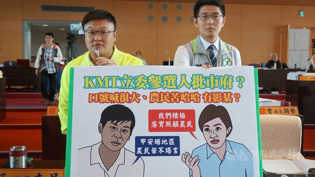 台中市議會15日召開定期會,民進黨台中市議員施志昌(左)、黃守達(右)要求市府說明甲安埔地區的農產銷售現況。中央社記者趙麗妍攝 108年10月15日