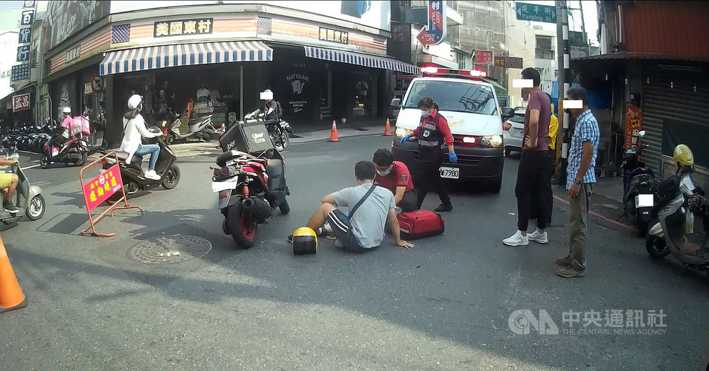 嘉義市消防局救災救護指揮科15日在3小時內接獲2件車禍通報,都與美食外送員有關,所幸傷者皆僅輕傷。(民眾提供)中央社記者姜宜菁傳真 108年10月15日