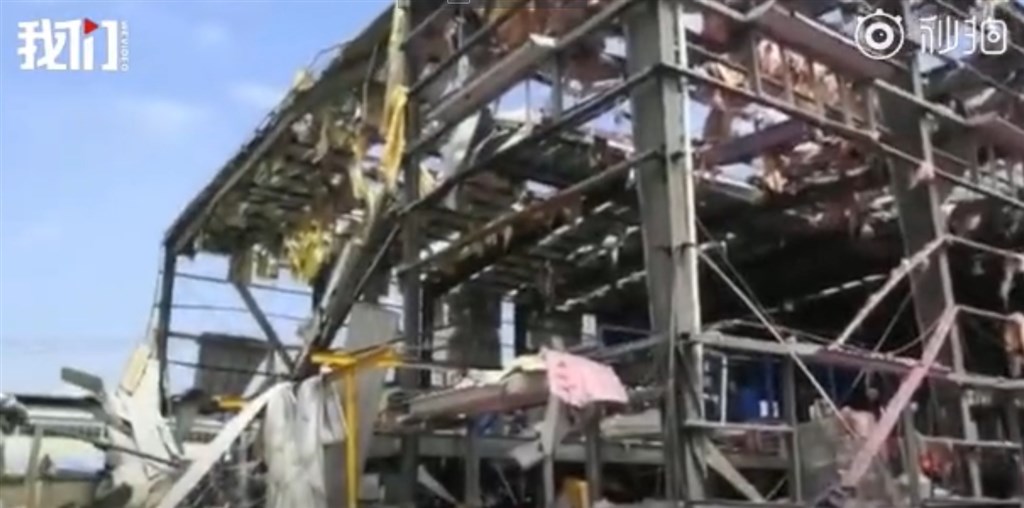 中國廣西省工業園區發生化學爆炸事故,鐵皮廠房受損嚴重,只剩鋼架。(圖取自新京報我們視頻微博網頁weibo.com/wevideo001)