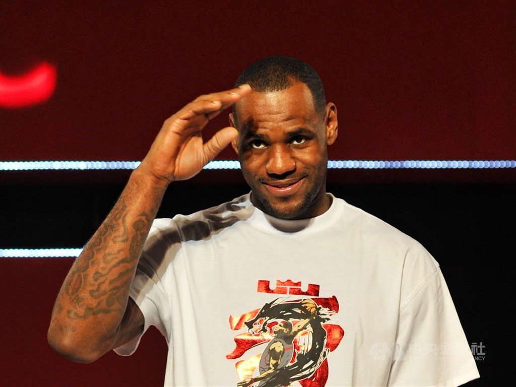 美國職籃NBA洛杉磯湖人球星詹姆斯批評NBA火箭高層發挺港推文,掀起美中網友撻伐及相挺的言詞交鋒。(中央社檔案照片)