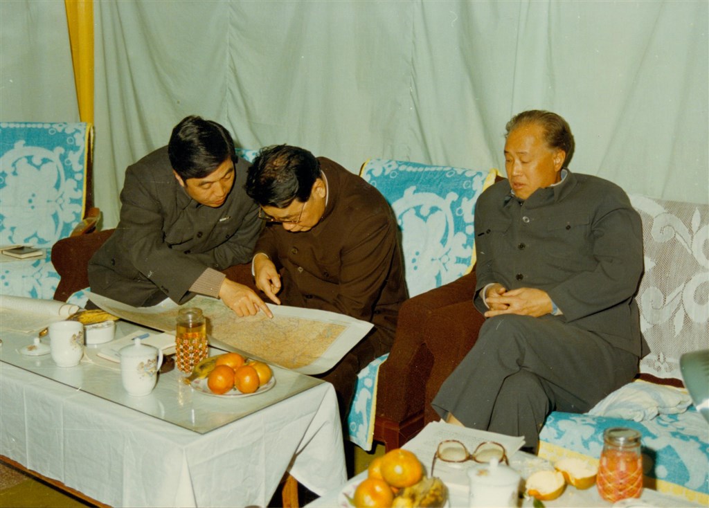 1986年11月,趙紫陽到貴州考察,時任貴州省委書記胡錦濤(左1)彙報情況。(印刻提供)中央社
