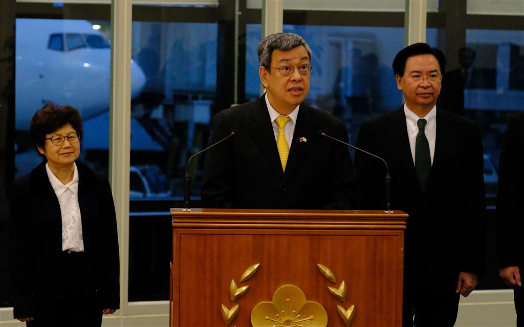 副總統陳建仁(中)15日結束聖德專案之旅返台,他表示,此行特別代表總統蔡英文邀請教宗來台牧靈之旅,同時也祈禱兩岸走向和平對話的道路,全世界享有宗教自由、民主法治、人權尊嚴。中央社記者邱俊欽桃園機場攝 108年10月15日