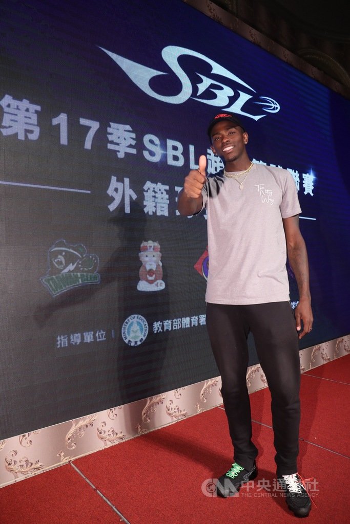 第17屆SBL超級籃球聯賽外籍球員選秀會15日在台北舉行,九太科技首輪指名曾拿下3屆德魯聯賽MVP的塞森(Franklin Session),塞森也成為本屆洋將選秀狀元。中央社記者吳家昇攝 108年10月15日