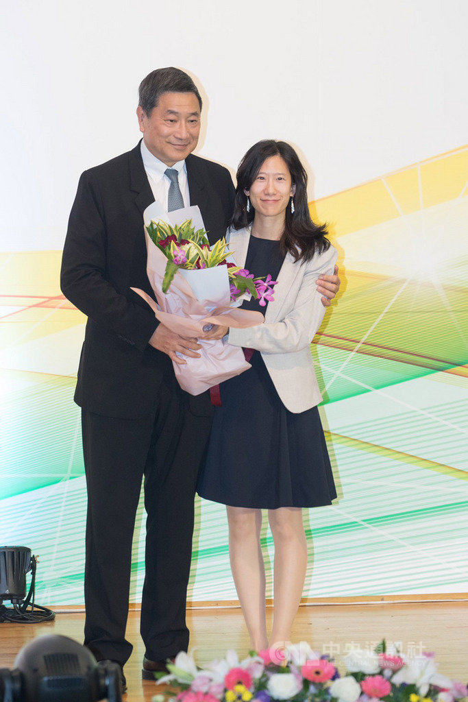 台泥董事長張安平獲得工研院新科院士殊榮,女兒張倚竹上台獻花。(台泥提供)中央社記者潘羿菁傳真 108年10月15日