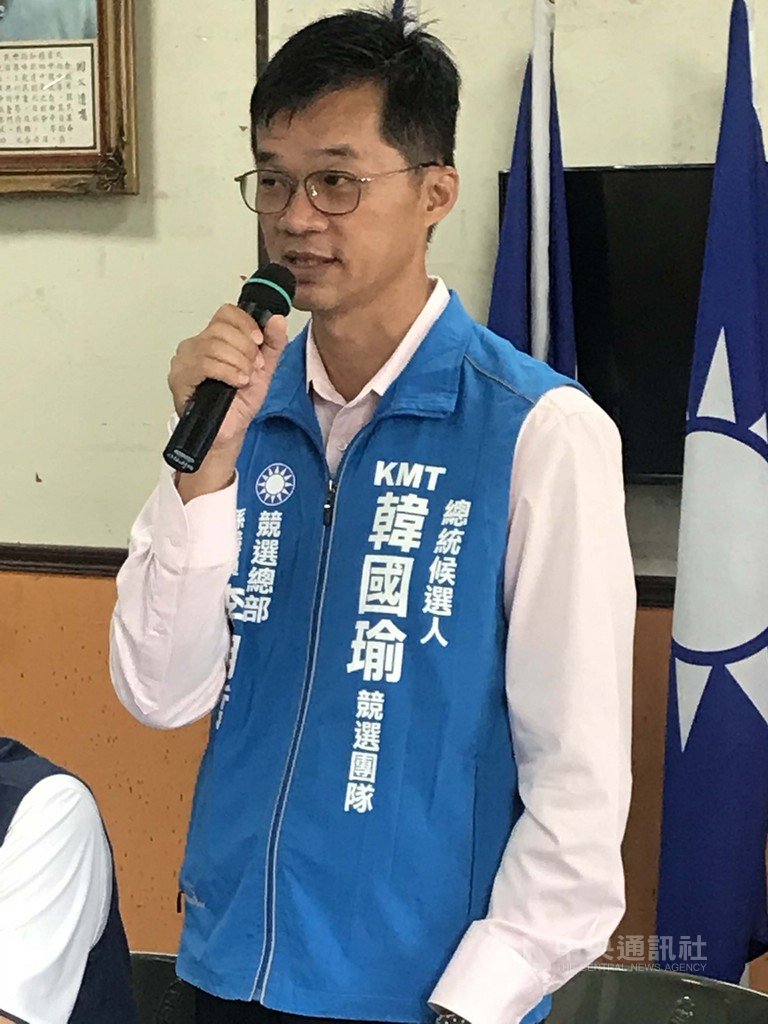 國民黨雲林縣黨部15日宣布2020雲林縣總統立委聯合競選總部組織,國民黨提名總統參選人韓國瑜的小舅子、雲林縣議員李明哲(圖)懇託民眾支持雲林女婿當選總統。中央社記者姜宜菁攝 108年10月15日