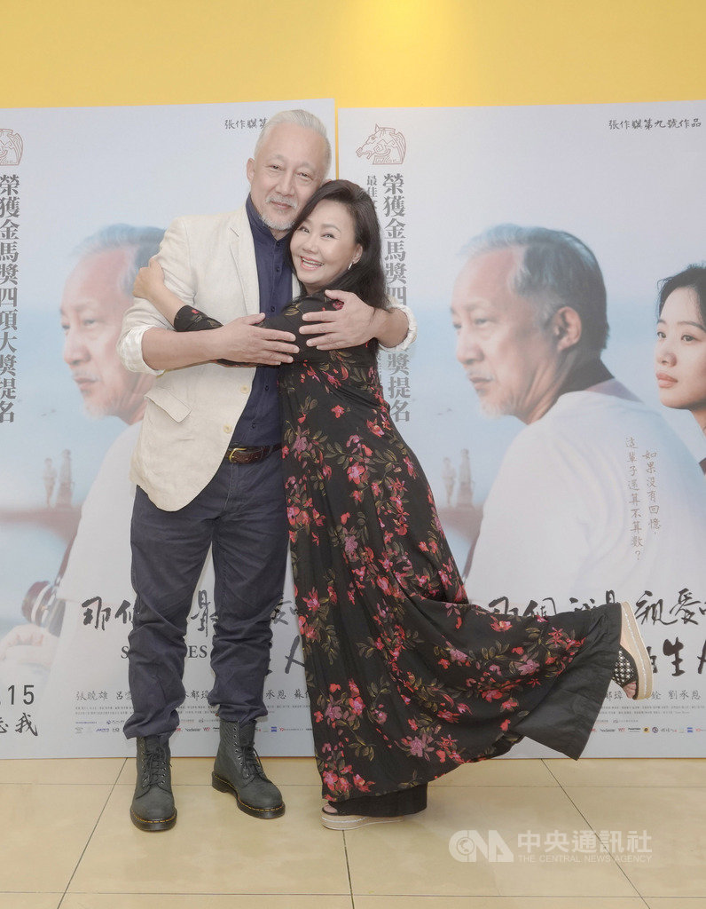 台灣資深舞蹈家張曉雄(左)出演導演張作驥的新片「那個我最親愛的陌生人」,獻出銀幕初體驗,女主角呂雪鳳(右)15日表示,初次見到張曉雄外型優雅瀟灑,「完全就是我的菜」。(海鵬影業提供)中央社記者洪健倫傳真 108年10月15日