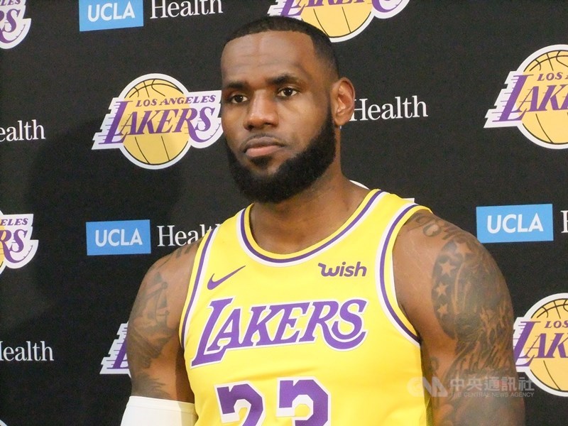 球星詹姆斯14日捲入NBA與中國的爭端,他認為休士頓火箭隊總經理摩瑞試圖行使言論自由權時超出分寸。(中央社檔案照片)