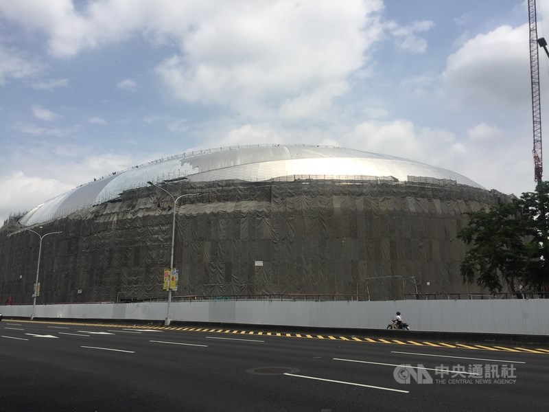 台北市都審會14日修正通過大巨蛋防災避難模擬,但大巨蛋之後還要歷經環差、台灣建築中心性能審查與建造變更申請等3大關卡。圖為2019年7月大巨蛋外觀。(中央社檔案照片)