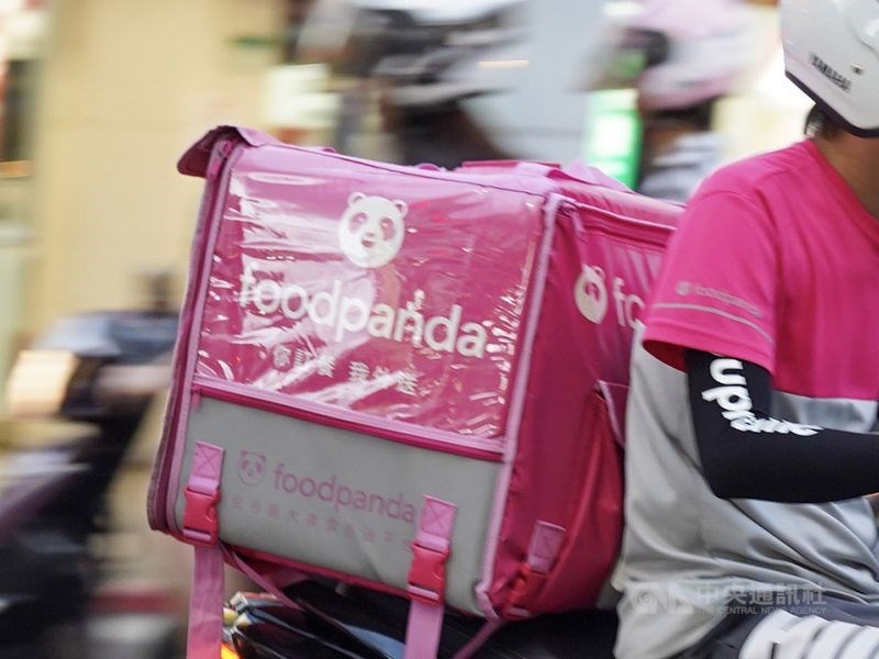 食物外送平台業者foodpanda 15日強調與外送員為承攬關係,勞動部職安署長鄒子廉表示,檢查結果是依證調查,是業者片面認定為承攬。(中央社檔案照片)