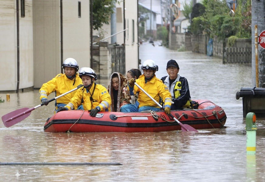 救災人員在長野縣積水地區執行任務。(共同社提供)