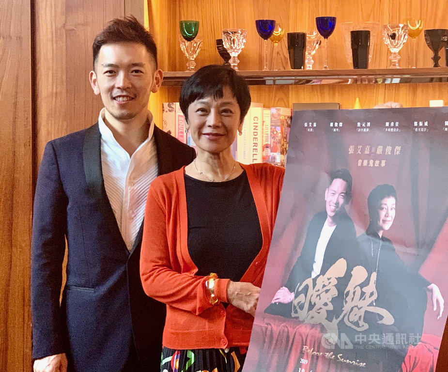 導演張艾嘉(右)與鋼琴家嚴俊傑(左)合作「曖魅」音樂會,演出包括拉威爾、李斯特等作曲家重量之作。張艾嘉表示,一般人會覺得古典音樂好像很遙遠,「但其實一進來,就會覺得很享受。」中央社記者趙靜瑜攝 108年10月15日
