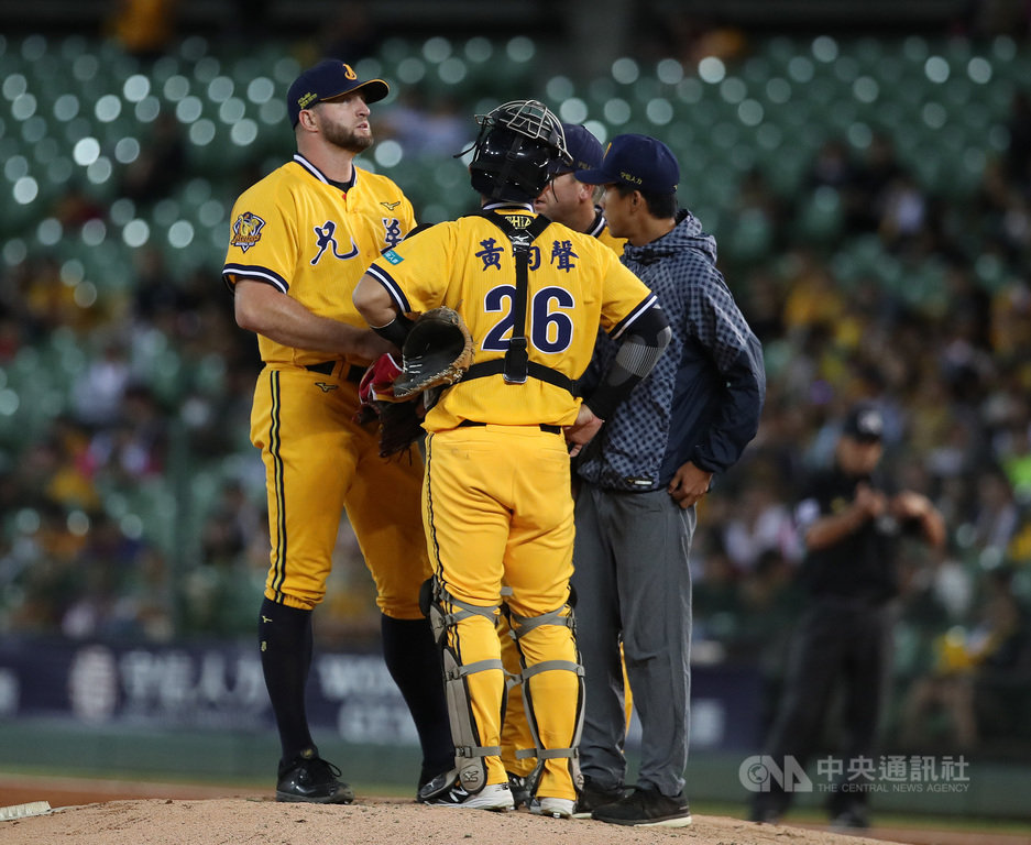 中職總冠軍賽第3戰15日在中信兄弟隊主場、台中洲際棒球場舉行,兄弟由洋投萊福力(Mitch Lively)(左)先發,2局上萊福力被敲出安打、連續四壞球保送,教練喊出暫停。中央社記者張新偉攝 108年10月15日