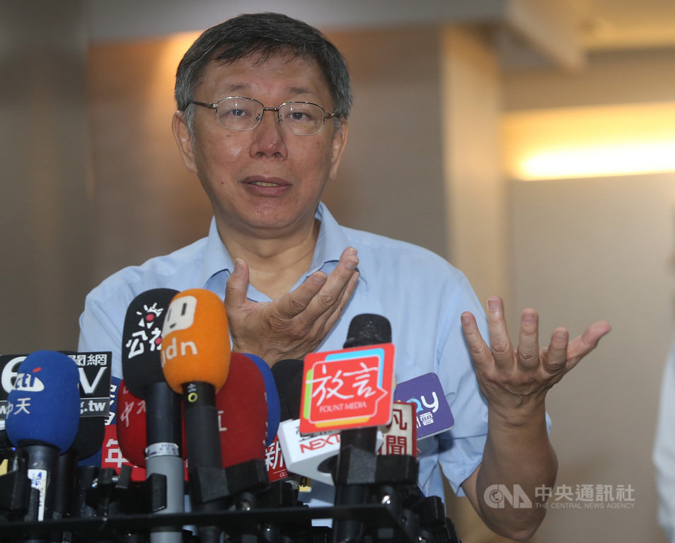 台北市都審會修正通過大巨蛋防災避難模擬,多名議員認為強渡關山;台北市長柯文哲(圖)15日接受媒體聯訪表示,若是強制通過,審理次數不會多達7次,且若因少數人反對而停擺,「什麼事都不能做」。中央社記者鄭傑文攝 108年10月15日