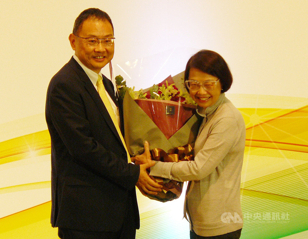 工研院15日舉辦院士授證典禮,華邦電董事長焦佑鈞(左)獲選院士,太太(右)上台獻花祝賀。中央社記者張建中攝 108年10月15日