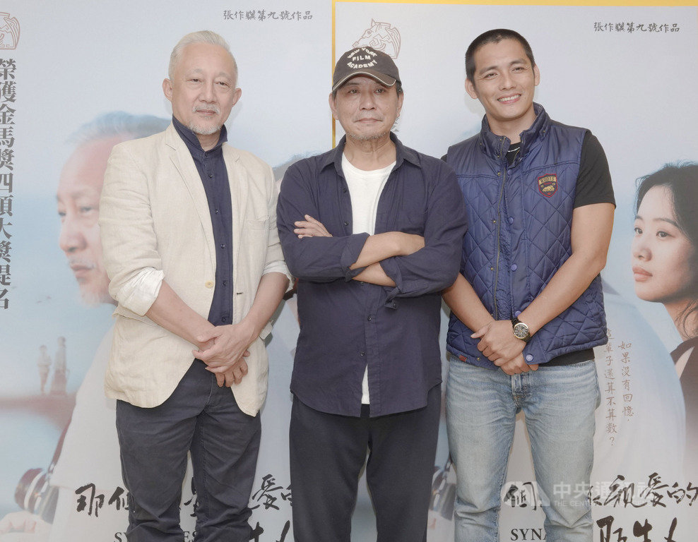 導演張作驥(中)拍片一向大膽起用新人,這次在新片「那個我最親愛的陌生人」中,邀請資深舞蹈家張曉雄(左)及台北監獄教誨師蘇俊忠(右)獻出銀幕初體驗。(海鵬影業提供)中央社記者洪健倫傳真 108年10月15日