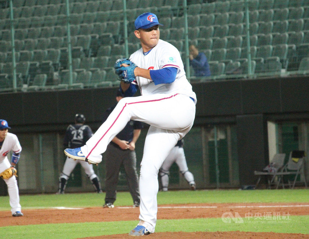 2019亞洲棒球錦標賽預賽持續進行中,中華隊15日雖在斗六球場以0比2不敵日本隊,但陣中投手群表現亮眼,其中林鋅杰中繼3局沒有被敲安打,無失分。中央社記者楊啟芳攝 108年10月15日