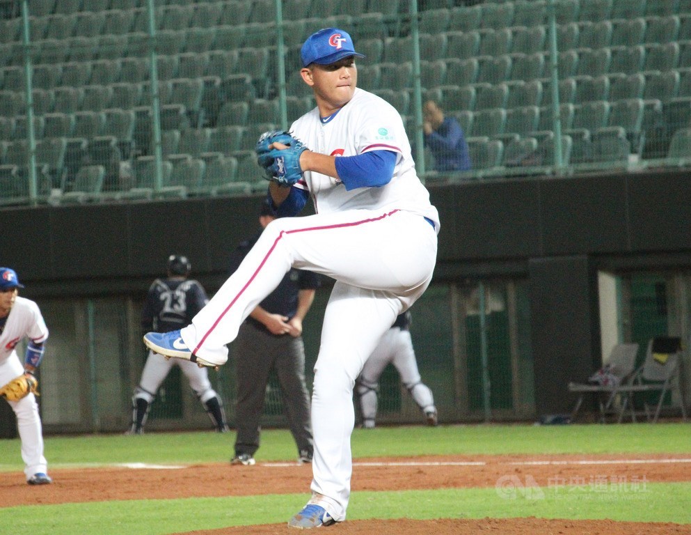 2019亞洲棒球錦標賽預賽持續進行中,中華隊15日雖在斗六球場以0比2不敵日本隊,但陣中投手群表現亮眼,其中林鋅杰(前)中繼3局沒有被敲安打,無失分。中央社記者楊啟芳攝 108年10月15日