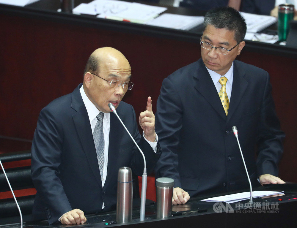 行政院長蘇貞昌(左)15日在立院指出,高雄市長韓國瑜之前說平日拚市政、假日拚選舉,「現在一請假,每天都變假日」,背棄對高雄市民承諾,還說要跑去各縣市救台灣,「這說得通嗎?」右為內政部長徐國勇。中央社記者王騰毅攝 108年10月15日