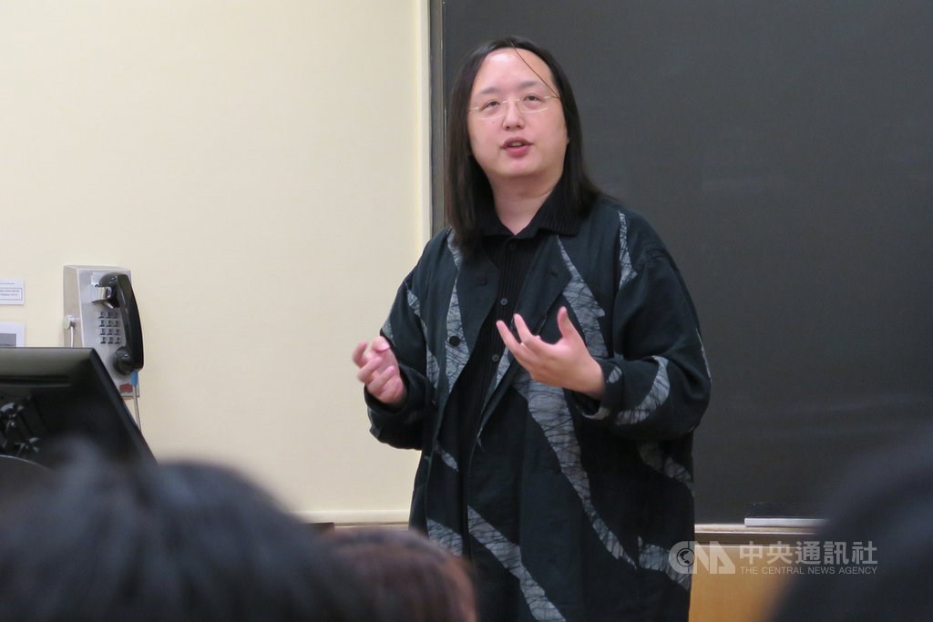 行政院政務委員唐鳳投書紐約時報,細數台灣推行數位民主的成就,讓人人都能發聲,正在為未來加強民主。圖為唐鳳9月26日出席紐約哥倫比亞大學活動。(中央社檔案照片)