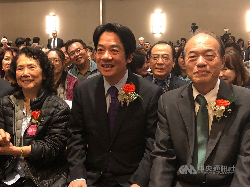 北加州當地600位台灣鄉親歡迎前行政院長賴清德(中)、前立委簡莊和子(左)、僑務委員鍾振乾(右),出席15日(當地時間)在舊金山舉行的北加州小英後援會成立大會。中央社記者周世惠舊金山攝 108年10月16日