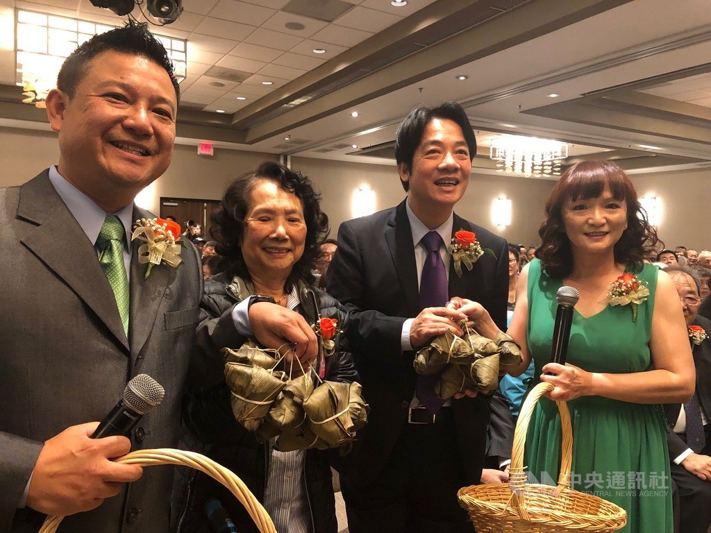 前行政院長賴清德赴美為總統蔡英文輔選,第一站北加州首場公開演說將以團結台灣為主軸,當地僑胞送上肉粽,爭相與他合影。中央社記者周世惠舊金山攝 108年10月16日