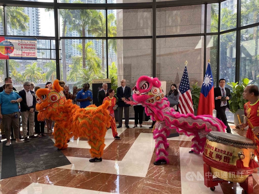 邁阿密市政府與駐邁阿密經文處美東時間15日在邁阿密市政廳舉行台灣日活動,並請來傳統舞獅表演。(邁阿密經文處提供)中央社記者江今葉華盛頓傳真 108年10月16日