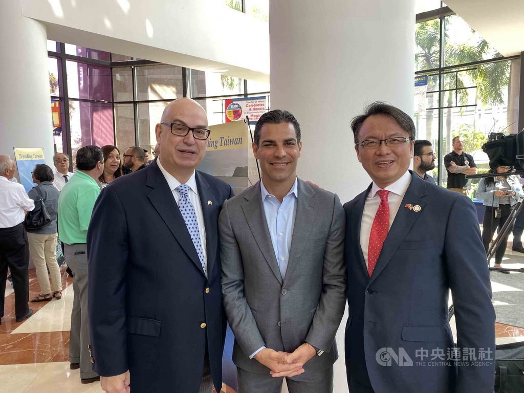 駐邁阿密經文處處長錢冠州(右)與邁阿密市長斯瓦瑞茲(中)及邁阿密市政經理龔薩雷茲(左)於茶會現場合影。(邁阿密經文處提供)中央社記者江今葉華盛頓傳真 108年10月16日