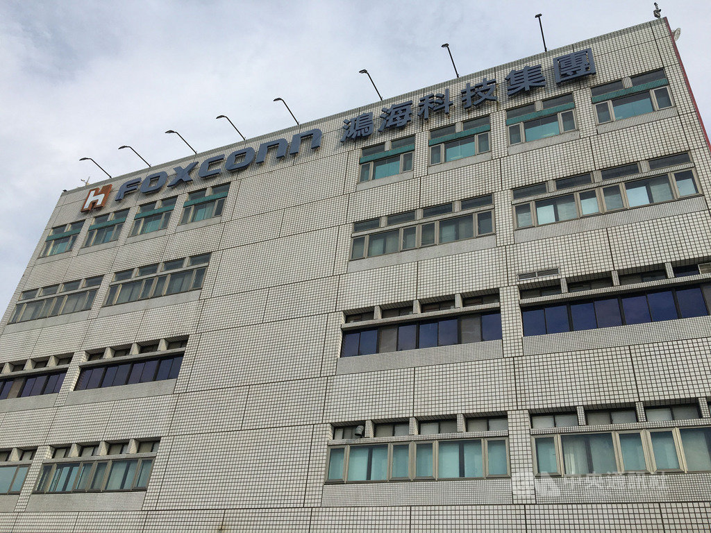 鴻海集團在印度布局傳新進展,印度媒體報導,鴻海在印度廠區開始製造iPhone XR產品。圖為鴻海台灣新北土城總部。中央社記者鍾榮峰攝 108年10月16日