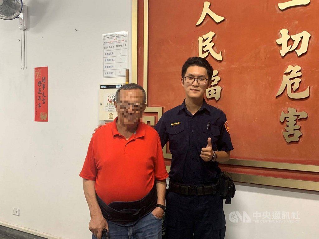 台北市一名殷姓老翁日前接到詐騙電話,對方偽稱殷翁在雪梨的孫子因欠錢被綁、要求贖款,台北市警察局文山第一分局萬芳派出所警員林廷威(右)獲報立即到場協助,揭穿騙局為殷翁保住老本。(台北市警察局文山第一分局提供)中央社記者黃麗芸傳真 108年10月16日