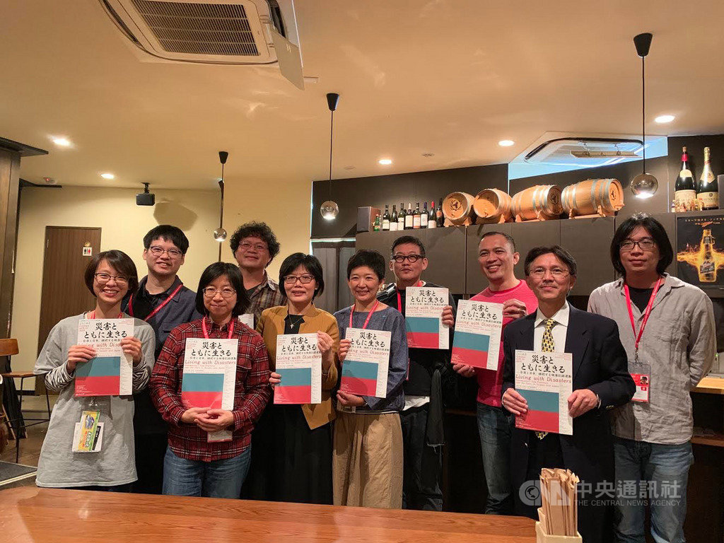 文化部與駐日本代表處台灣文化中心為促進台日紀錄片電影文化交流,與山形國際紀錄片影展第4度合作,儘管颱風哈吉貝短暫擾亂影展初期的行程,「台灣之夜」晚會15日仍在山形市舉行。駐日本代表處台灣文化中心主任王淑芳(前左3)出席晚會,與來自台灣的影人及台日紀錄片專家學者交流。(文化部提供)中央社記者洪健倫傳真 108年10月16日