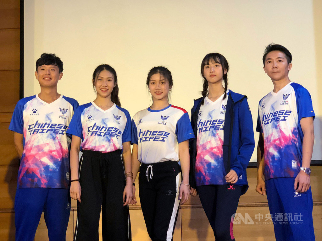 2019年IESF世界電競錦標賽12月將在南韓首爾登場,代表台灣參賽的張家棟(右1)、洪偲猛(左1)16日出席記者會,兩人都將目標瞄準冠軍。中央社記者黃巧雯攝 108年10月16日