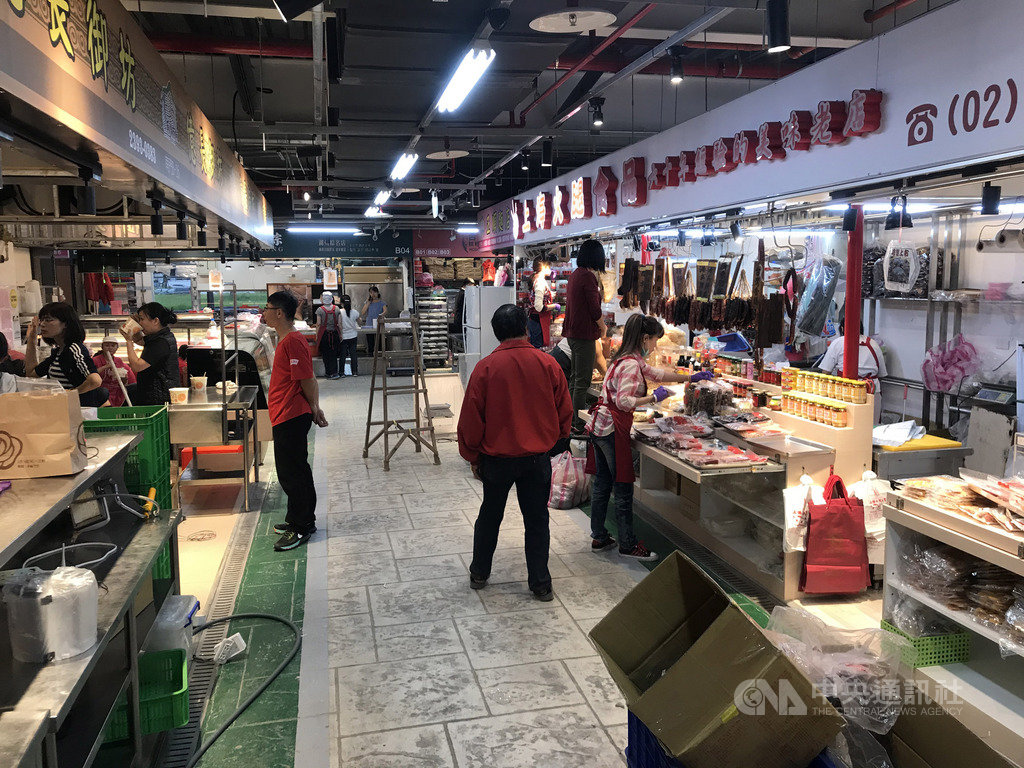 台北市南門中繼市場17日試營運,台北市市場處16日指出,試營運當天推出相關優惠活動。圖為中繼市場內部。中央社記者劉建邦攝 108年10月16日