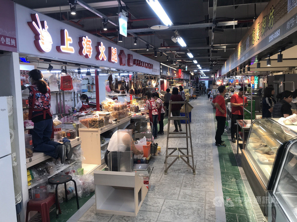 台北市南門中繼市場17日試營運,台北市市場處16日指出,試營運當天將發放發財金給攤商,合興糕糰店也準備甜湯圓,提供參與活動的民眾享用。圖為中繼市場內部。中央社記者劉建邦攝 108年10月16日